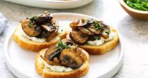 Crostini de Hongos y Queso sobre Ensalada Verde